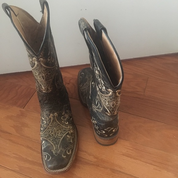 Hand embroidered genuine leather cowboy boots. - Picture 3 of 4